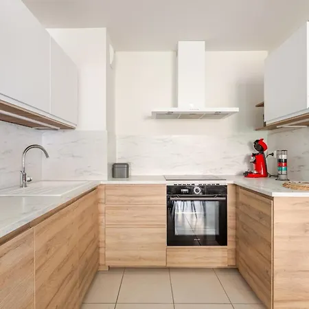 Magnificent T2 With Private Garden 500m From דירה *