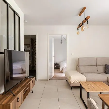 Magnificent T2 With Private Garden 500m From Apartamento Barr