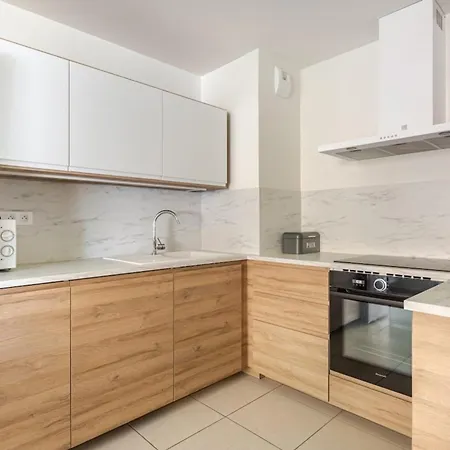 Magnificent T2 With Private Garden 500m From דירה