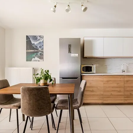 Magnificent T2 With Private Garden 500m From דירה *